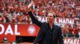 El exjugador español Rafael Nadal saluda al público durante una ceremonia en honor a su carrera en el Abierto de Francia, celebrada en la cancha Philippe-Chatrier del Complejo Roland-Garros de París, el 25 de mayo de 2025. El exjugador español Rafael Nadal saluda al público durante una ceremonia en honor a su carrera en el Abierto de Francia, celebrada en la cancha Philippe-Chatrier del Complejo Roland-Garros de París, el 25 de mayo de 2025.