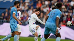 Lionel Messi del PSG, centro dispara al arco en partido de la Liga 1 francesa entre Paris Saint-Germain y Troyes en el Parc des Princes, París, 29 de octubre de 2022. Messi padece una inflamación en el tendón de Aquiles y tendrá descanso durante la visita de Paris Saint-Germain a Lorient el domingo 6 de noviembre de 2022 por precaución. 