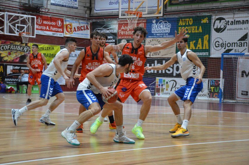 Uno de los jugadores del Club Baloncesto Zamora listo para burlar la defensa y anotar frente al Juventud Alcalá