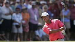 n esta foto del 9 de marzo de 2014, Tiger Woods observa su tiro de salida hacia el hoyo 12 durante la última ronda del Cadillac Championship en Doral, Florida.