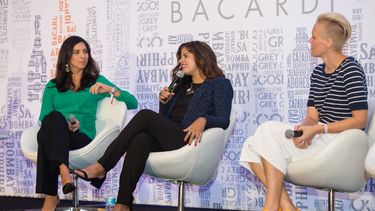 Claudia Pertierra, directora de Team Enterprises, Nitika Chopra, presentadora de televisi&oacute;n y experta en estilo de vida, y Wesley Cullen, gerente general de Casa Bacard&iacute; en Puerto Rico, durante una de las conferencias organizadas por Bacard&iacute;.