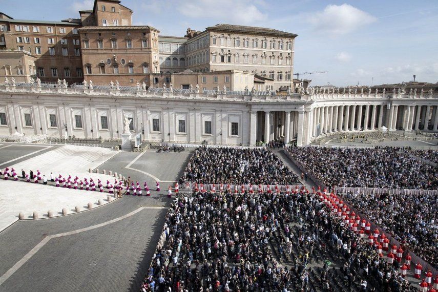 Miles de personas observan la llegada del féretro del Papa Francisco I a la Basílica de San Pedro, a 23 de abril de 2025, en Ciudad del Vaticano. El féretro del Papa Francisco, fallecido el pasado 21 de abril a los 88 años, se encuentra en la Basílica Papal de San Pedro en el Vaticano para ser velado, tras ser trasladado desde la capilla de la residencia de Santa Marta. A la llegada del féretro a la leer más Plaza de San Pedro se han podido escuchar aplausos que salían de entre los cerca de 20.000 fieles congregados para despedir al Papa. Miles de personas observan la llegada del féretro del Papa Francisco I a la Basílica de San Pedro, a 23 de abril de 2025, en Ciudad del Vaticano. El féretro del Papa Francisco, fallecido el pasado 21 de abril a los 88 años, se encuentra en la Basílica Papal de San Pedro en el Vaticano para ser velado, tras ser trasladado desde la capilla de la residencia de Santa Marta. A la llegada del féretro a la leer más Plaza de San Pedro se han podido escuchar aplausos que salían de entre los cerca de 20.000 fieles congregados para despedir al Papa.