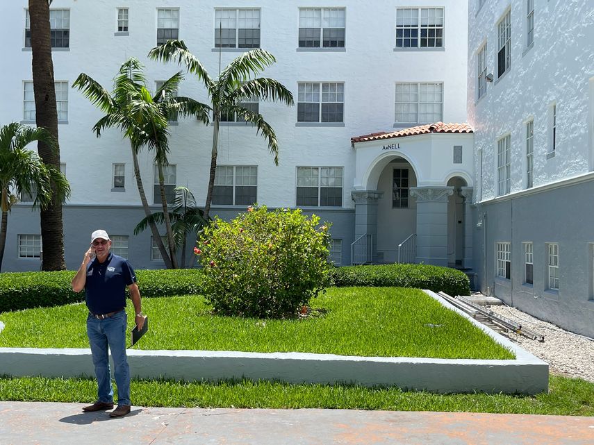 Operarios revisan edificio desalojado de Miami Beach.
