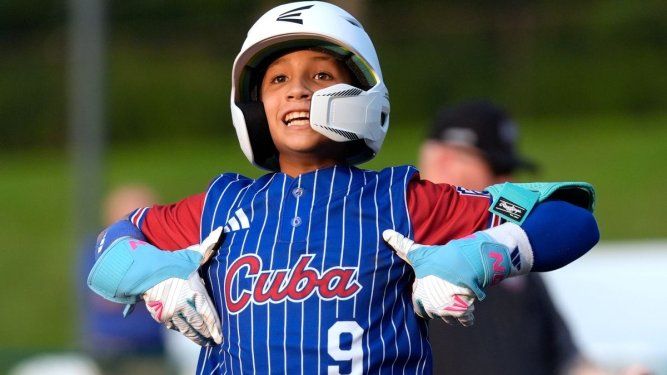 Adrián Fuentes, de Cuba, celebra tras empujar una carrera en la sexta entrada ante República Checa en la Serie Mundial de ligas pequeñas en South Williamsport, Pensilvania, el jueves 15 de agosto del 2024.