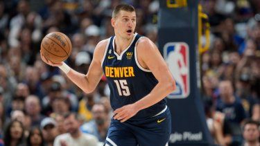 Nikola Jokic de los Nuggets de Denver recoge el balón en el segundo partido de la serie de playoffs frente a los Suns de Phoenix, el lunes 1 de mayo de 2023, en Denver.&nbsp;