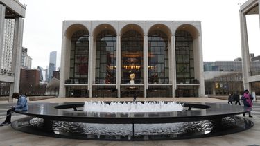 Personas en la Plaza Josie Robertson frente a la Ópera Metropolitana en el Lincoln Center en Nueva York el 12 de marzo de 2020. Activistas climáticos interrumpieron un concierto el 30 de noviembre.