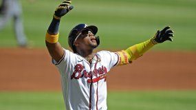 El venezolano Ronald Acuña Jr., de los Bravos de Atlanta, festeja luego de conectar un jonrón en el primer inning del encuentro ante los Piratas de Pittsburgh, el sábado 22 de mayo de 2021