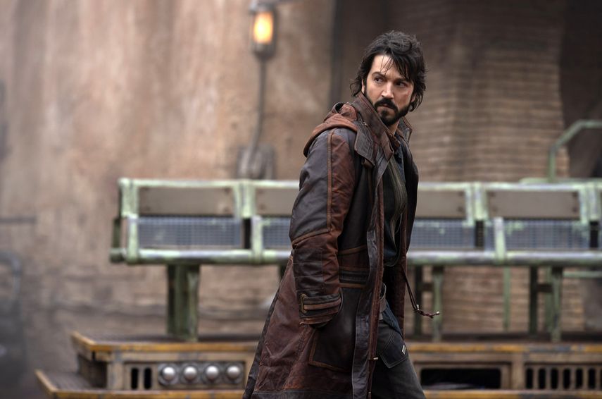 En esta imagen proporcionada por Lucasfilm Ltd. Diego Luna como Cassian Andor en la serie Andor.