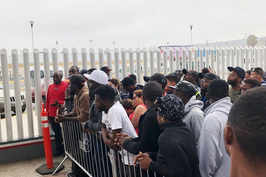 Migrantes en Tijuana, muchos de Camerún, a la espera de una cita para solicitar asilo en Estados Unidos.