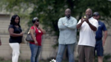 Un grupo de personas se reúne en el sitio donde&nbsp;Walter Scott recibió disparos de un policía