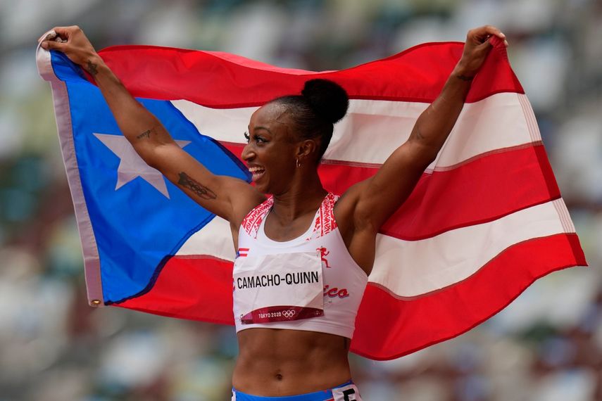El puertorriqueña Jasmine Camacho-Quinn reacciona tras ganar la final de los 100 metros con vallas femeninos de los Juegos Olímpicos de Tokio
