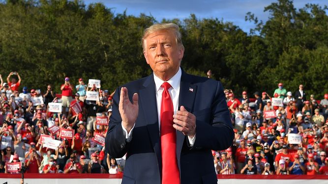 El presidente Donald Trump participa en un acto de campaña en Florida en 2020