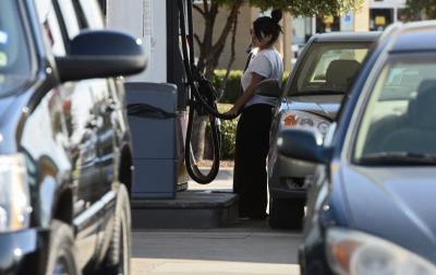 La policía recomienda al público cerrar los carros y pagar adentro si se sienten incómodos pagar a través de la máquina que recibe el pago. (EFE)