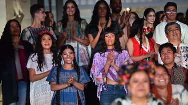 Modelos presentan creaciones durante la pasarela de Original, una apuesta de la moda en México que se propone combatir el plagio.