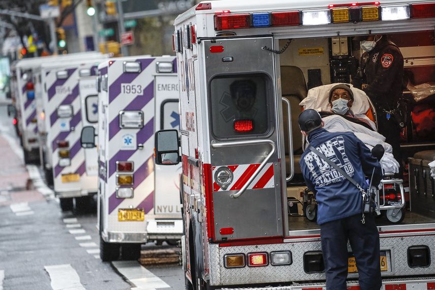 En esta fotograf&iacute;a del lunes 13 de abril de 2020, un paciente llega en una ambulancia al Centro M&eacute;dico NYU Langone en Nueva York.&nbsp;