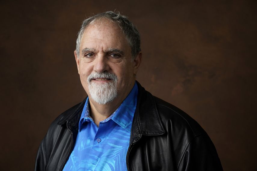 El productor Jon Landau posa para un retrato en el Nonagésimo Quinto Almuerzo de Nominados a los Premios Oscar, el 13 de febrero de 2023, en el Hotel Beverly Hilton en Beverly Hills, California.