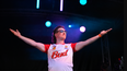 Una persona participa en la Copa Europea Anual de Mullet en Audregnies, al sur de Bélgica, el 23 de mayo de 2026.