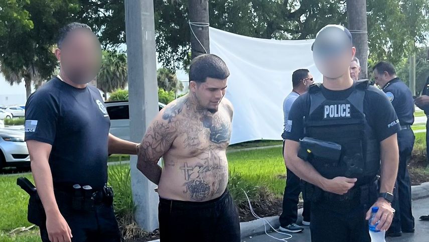 El sospechoso Ranier Figueroa es detenido por la policía.