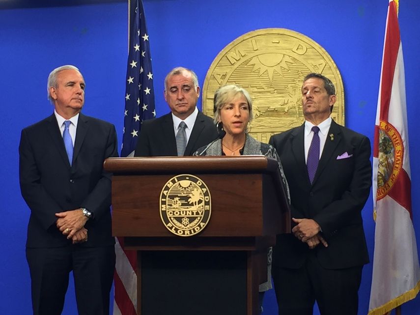 En la foto, de izq. a derecha: alcalde de Miami-Dade, Carlos Giménez; comisionado Esteban Bovo; Daniela Capriles, y comisionado José Pepe Díaz.&nbsp;