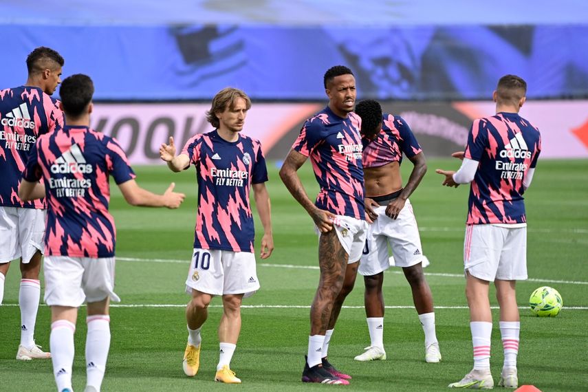 El centrocampista croata del Real Madrid Luka Modric y el defensa brasileño del Real Madrid Eder Militao calientan antes del partido de la liga española Real Madrid CF contra Villarreal CF en el estadio Alfredo di Stefano de Valdebebas, en las afueras de Madrid, el 22 de mayo de 2021 &nbsp; &nbsp;