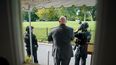 Polic&iacute;as del Servicio Secreto permanecen frente a la Sala de Prensa James Brady el lunes 10 de agosto de 2020 en la Casa Blanca, en Washington, luego de que una conferencia de prensa del presidente Donald Trump fue suspendida.&nbsp;