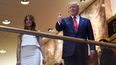 El magnate estadounidense Donald Trump (d) camina junto a su mujer, Melania. (EFE)