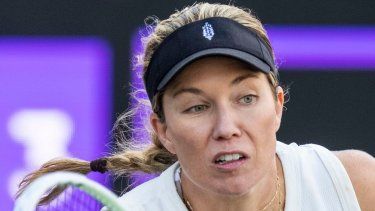 Danielle Collins ganó el torneo de tenis Abierto de Charleston, en Charleston, Carolina del Sur, el domingo 7 de abril de 2024. En esta foto de archivo, devuelve una bola a Ons Jabeur, el jueves 4 de abril de 2024.&nbsp;