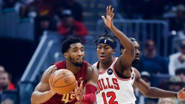 Donovan Mitchell, de los Cavaliers de Cleveland, envía un pase ante Ayo Dosunmu, de los Bulls de Chicago, el lunes 2 de enero de 2023&nbsp;