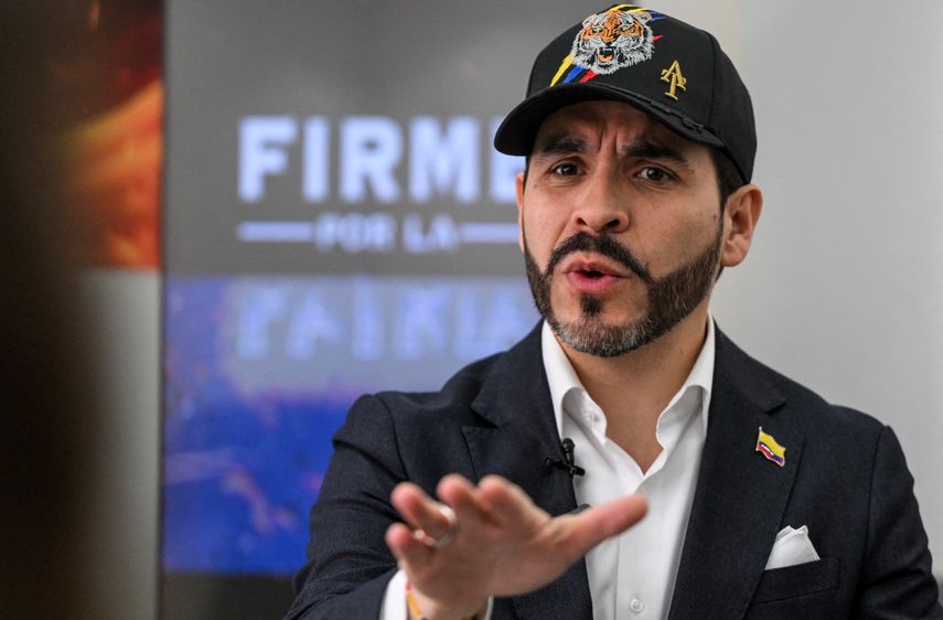 El candidato presidencial colombiano Abelardo de la Espriella, del movimiento político Defensores de la Patria, habla durante una entrevista con AFP en Bogotá el 11 de febrero de 2026.