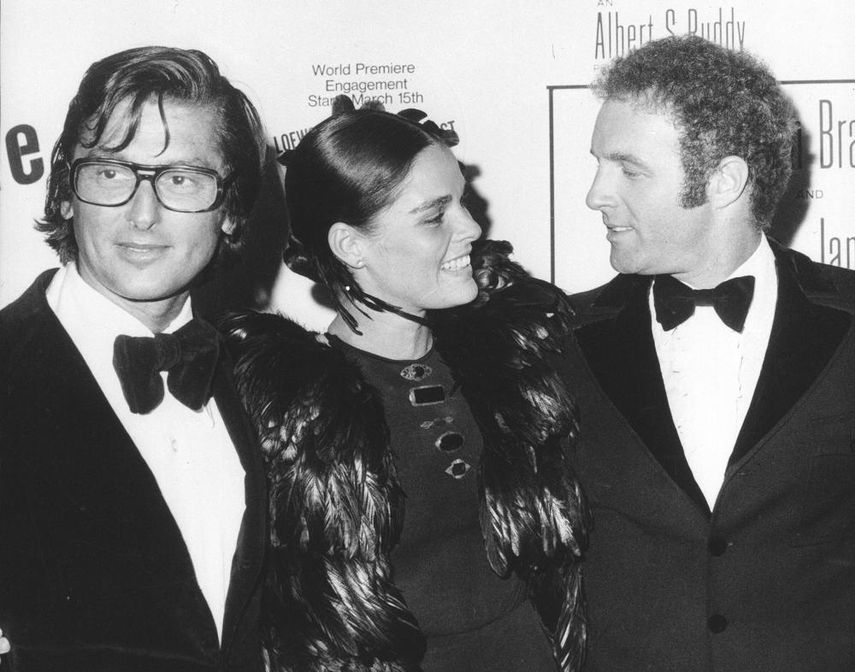 El vicepresidente de Paramount Pictures Robert Evans, a la izquierda, su esposa, la actriz Ali MacGraw, y el actor James Caan, quien interpreta a Sonny en The Godfather (El padrino), asisten al estreno de la película en Nueva York el 14 de marzo de 1972. Caan murió el miércoles 6 de julio de 2022. Tenía 82 años.&nbsp;