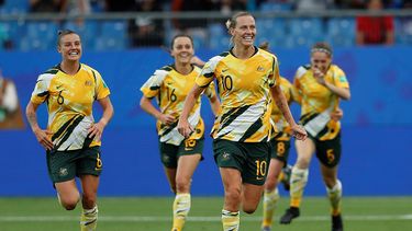 Las jugadoras de la selección australiana celebran la victoria al término del partido ante Brasil.