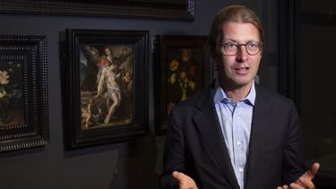 El director del Rijksmuseum Taco Dibbits, junto al &oacute;leo de Bartholomeus Spanger El cuerpo de Cristo sostenido por &aacute;ngeles, habla sobre este regalo que el museo recibi&oacute; de un marchante como homenaje a las v&iacute;ctimas del coronavirus, el lunes 1 de junio de 2020 en &Aacute;msterdam, Holanda.&nbsp;