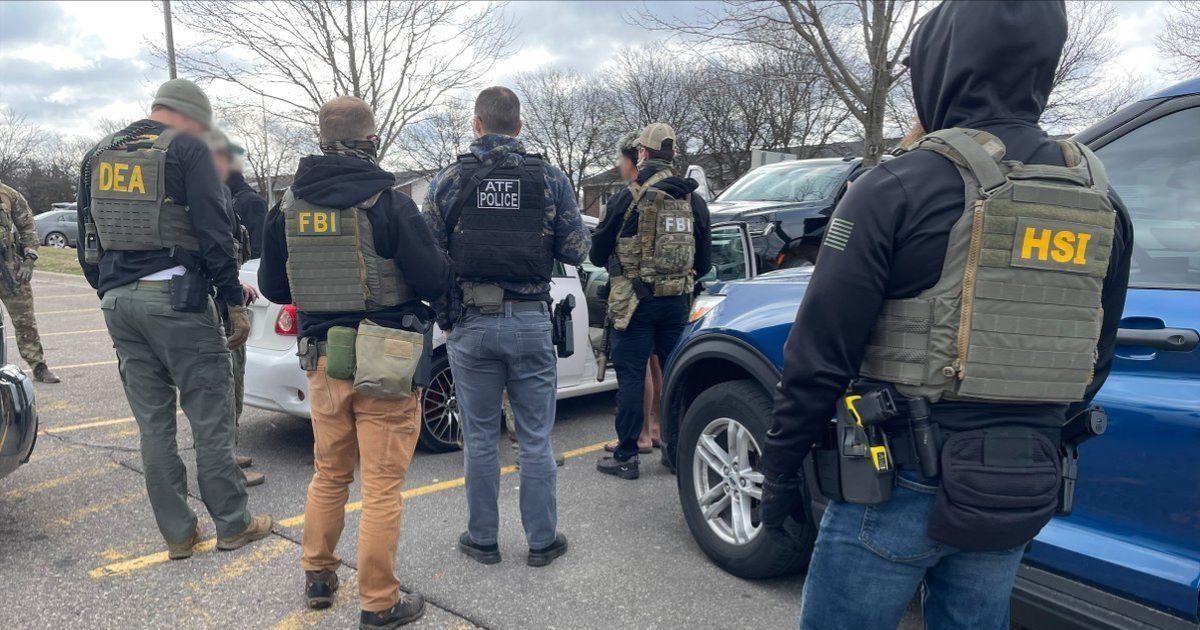 FBI alerta sobre delincuentes que se hacen pasar por agentes de ICE para secuestrar y robar en varios estados