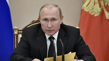 El presidente ruso Vladimir Putin habla durante una reuni&oacute;n con miembros del Consejo de Seguridad en el Kremlin en Mosc&uacute;, Rusia, el 23 de agosto de 2019.&nbsp;