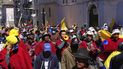 Manifestantes indígenas marchan hacia la Basílica del Voto Nacional, donde se celebraba el diálogo con el gobierno tras el paro y las protestas violentas de las últimas dos semanas, el martes 28 de junio de 2022, en el centro de Quito, Ecuador
