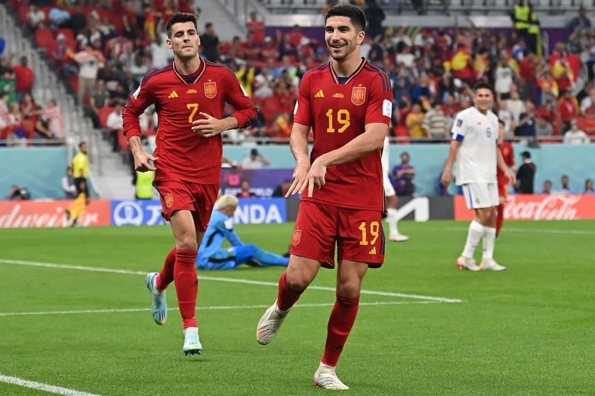 Carlos Soler, de España, celebra la anotación del sexto gol de su selección ante Costa Rica el miércoles 23 de noviembre de 2022.