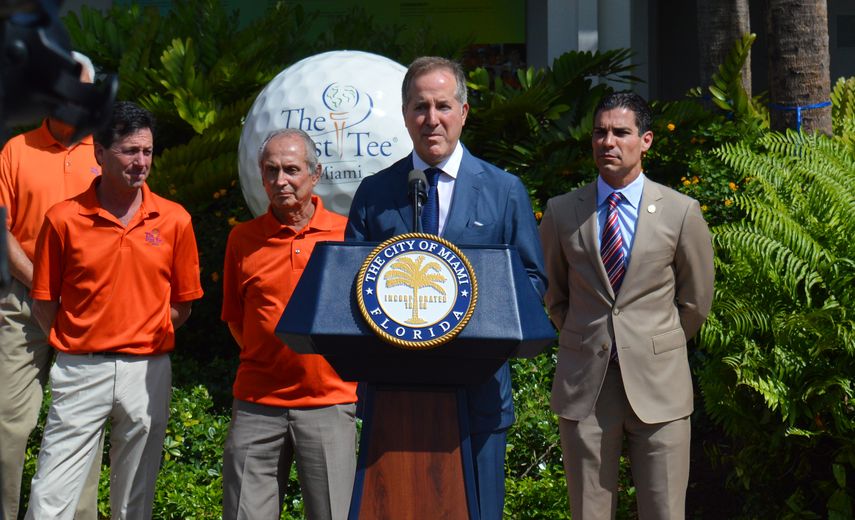 Jorge Mas, centro, confirma el acuerdo necesario para mantener el programa juvenil First Tee.