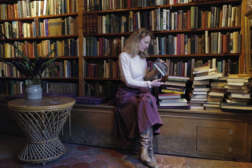 Sylvia Whitman, propietaria de la librería de títulos en inglés Shakespeare and Co. arregla libros dentro de su establecimiento en París, Francia, el jueves 05 de noviembre de 2020.&nbsp;