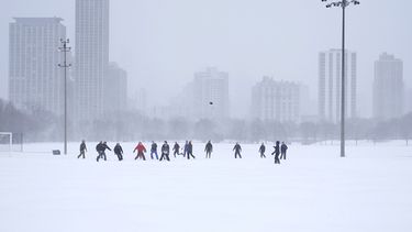 Hombres jugando al fútbol en un campo nevado en el parque Lincoln de Chicago, el 2 de febrero de 2022.&nbsp;