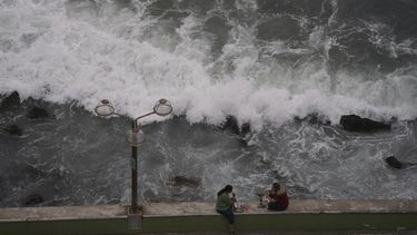 Gente descansando en el paseo marítimo de Mazatlán, México, el domingo 2 de octubre de 2022. El huracán Orlene se dirigía a la zona y se esperaba que tocara tierra entre las localidades turísticas de Mazatlán y San Blas.&nbsp;