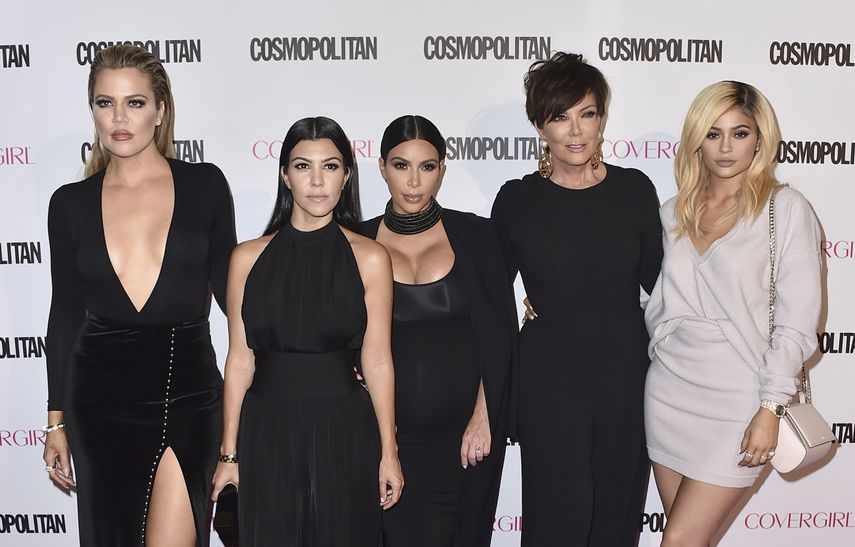 De izquierda a derecha, Khloe Kardashian, Kourtney Kardashian, Kim Kardashian, Kris Jenner y Kylie Jenner llegan a la celebración de los 50 años de la revista Cosmopolitan el 12 de octubre de 2015 en West Hollywood, California.