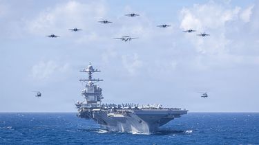 El presidente estadounidense, Donald Trump, ordenó el despliegue del portaaviones USS Abraham Lincoln junto con su grupo de combate a aguas de Oriente Medio y ha ordenado el envío de otro más, el USS Gerald R. Ford (en la imagen), para presionar a Irán, después de que Rusia e Irán anunciaran ejercicios navales conjuntos en el mar de Omán y el norte del océano Índico, con el fin de reforzar la seguridad y la coordinación para enfrentar amenazas a la seguridad marítima, en medio de las amenazas militares de Estados Unidos contra Teherán