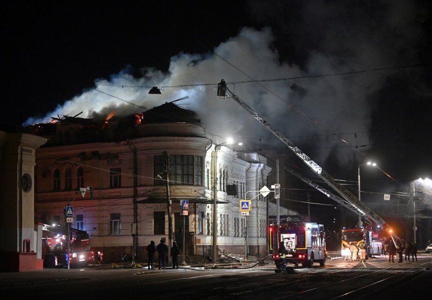 Los bomberos ucranianos intentan apagar un incendio en un edificio tras un ataque con drones en Járkov el 5 de febrero de 2025, en medio de la invasión rusa de Ucrania.&nbsp;