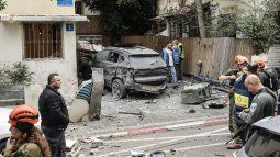 Las fuerzas de seguridad israelíes y los servicios de emergencia trabajan en el lugar del impacto en un barrio residencial de Tel Aviv tras un ataque iraní el 1 de abril de 2026. Las fuerzas de seguridad israelíes y los servicios de emergencia trabajan en el lugar del impacto en un barrio residencial de Tel Aviv tras un ataque iraní el 1 de abril de 2026.