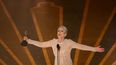 La actriz estadounidense Jamie Lee Curtis acepta el Oscar a la Mejor Actriz en un Papel Secundario por la película Everything Everywhere All at Once en el escenario durante la 95.a Entrega Anual de los Premios de la Academia en el Dolby Theatre de Hollywood, California, el 12 de marzo de 2023.