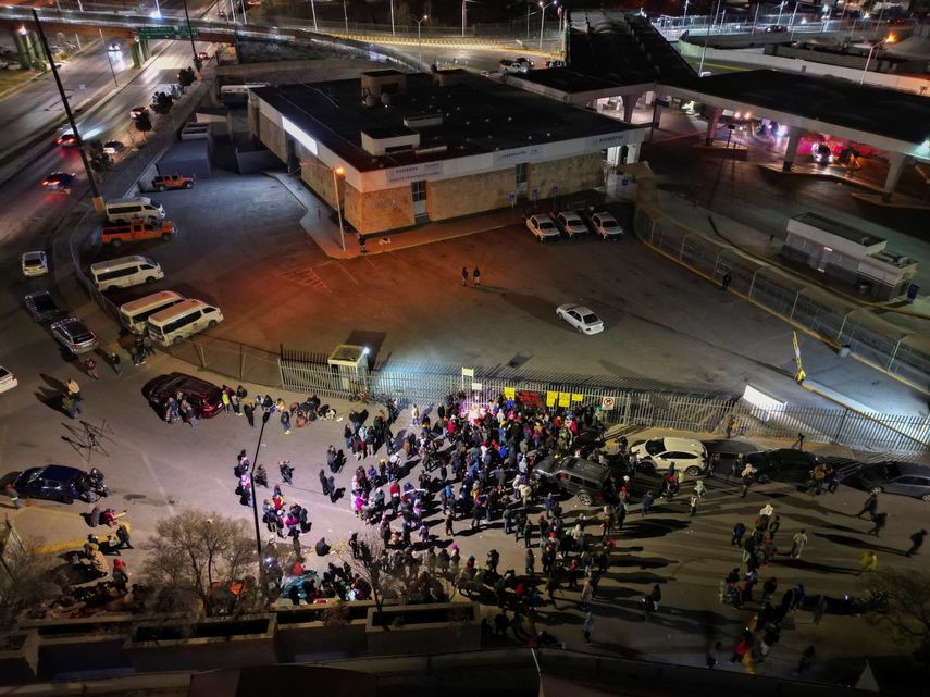 Personas participan en la vigilia por las víctimas de un incendio en un centro de detención de migrantes en el que murieron 40 personas en Ciudad Juárez, México, el 28 de marzo de 2023. 