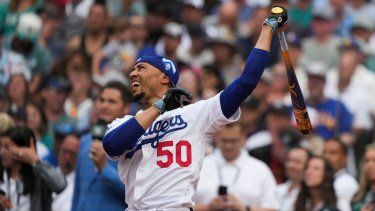 Mookie Betts, de los Dodgers de Los Ángeles, batea en la primera ronda del Derbi de Jonrones, el lunes 10 de julio de 2023, en Seattle&nbsp;