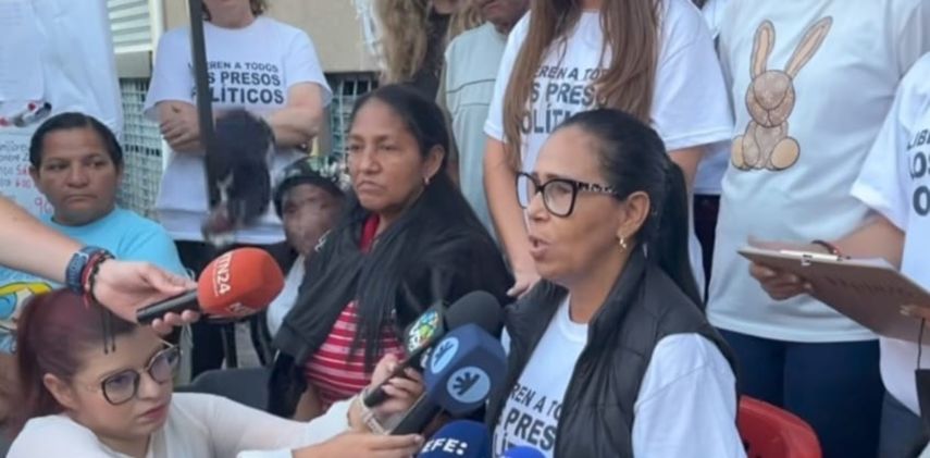 Que las autoridades responsables del sistema de seguridad y penitenciario asuman su responsabilidad directa y actúen para garantizar las liberaciones pendientes, dijo Petra Navas, familiar de preso político, desde la Zona 7 de la Policía Nacional Bolivariana (PNB) en Caracas