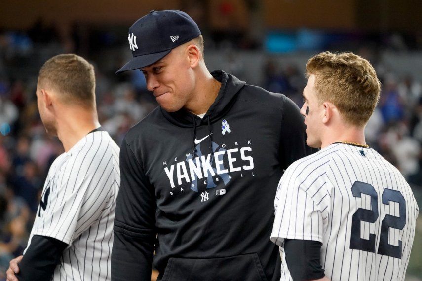 Aaron Judge, centro, jardinero de los Yanquis de Nueva York, platica con Harrison Bader (22) durante la séptima entrada del juego de béisbol en contra de los Marineros de Seattle, el martes 20 de junio de 2023, en Nueva York.&nbsp;