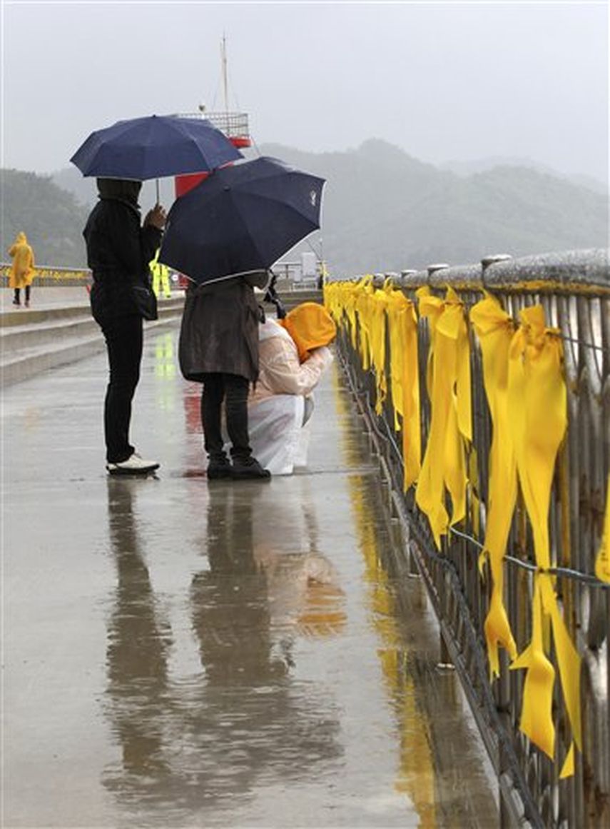 Un familiar de uno de los pasajeros desaparecidos a bordo del transbordador Sewol solloza mientras espera noticias de su ser querido en un puerto de Jindo, Corea del Sur, el domingo 27 de abril del 2014. Buzos reanudaron el lunes la búsqueda de más de